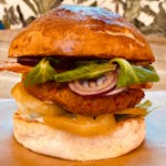 Panoramiks - burger w zestawie z frytkami belgijskimi i sałatką coleslaw