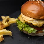 MENIU CLASIC BURGER (burger + Cartofi prăjiți/ Cartofi wedges)