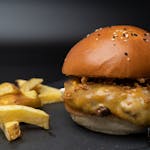 MENIU PHILADELPHIA BURGER (burger + Cartofi prăjiți/ Cartofi wedges)