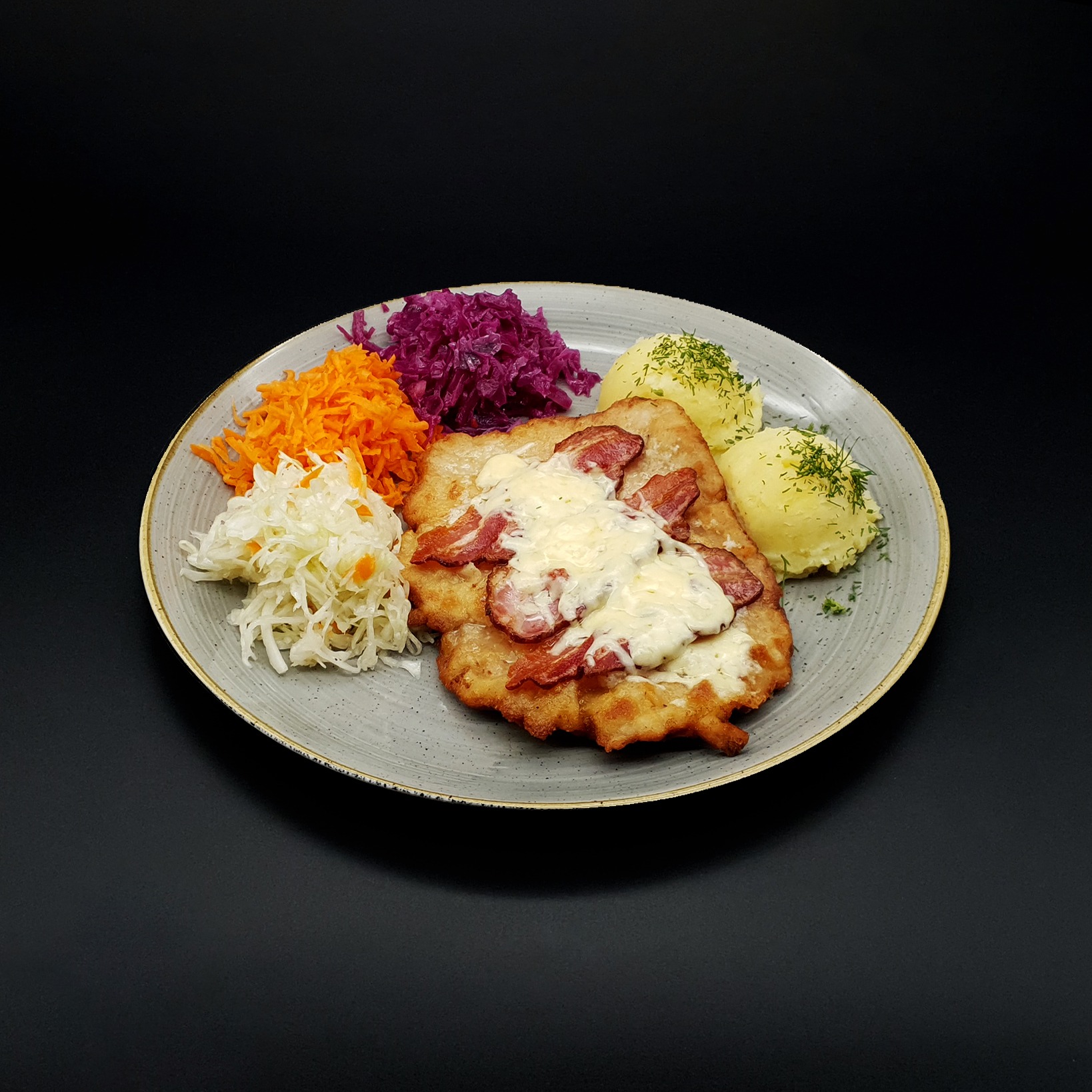 Kotlet drwala: schabowy z bekonem, czosnkiem i serem