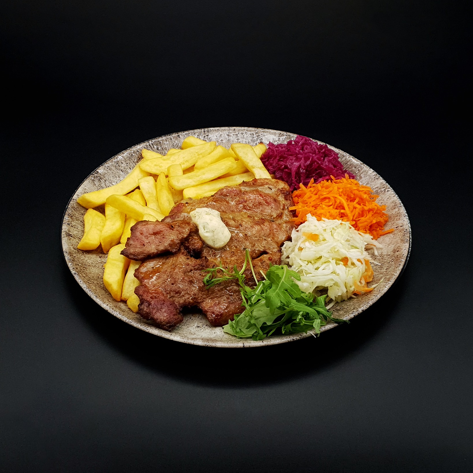 Grillowany karczek z masłem czosnkowym 