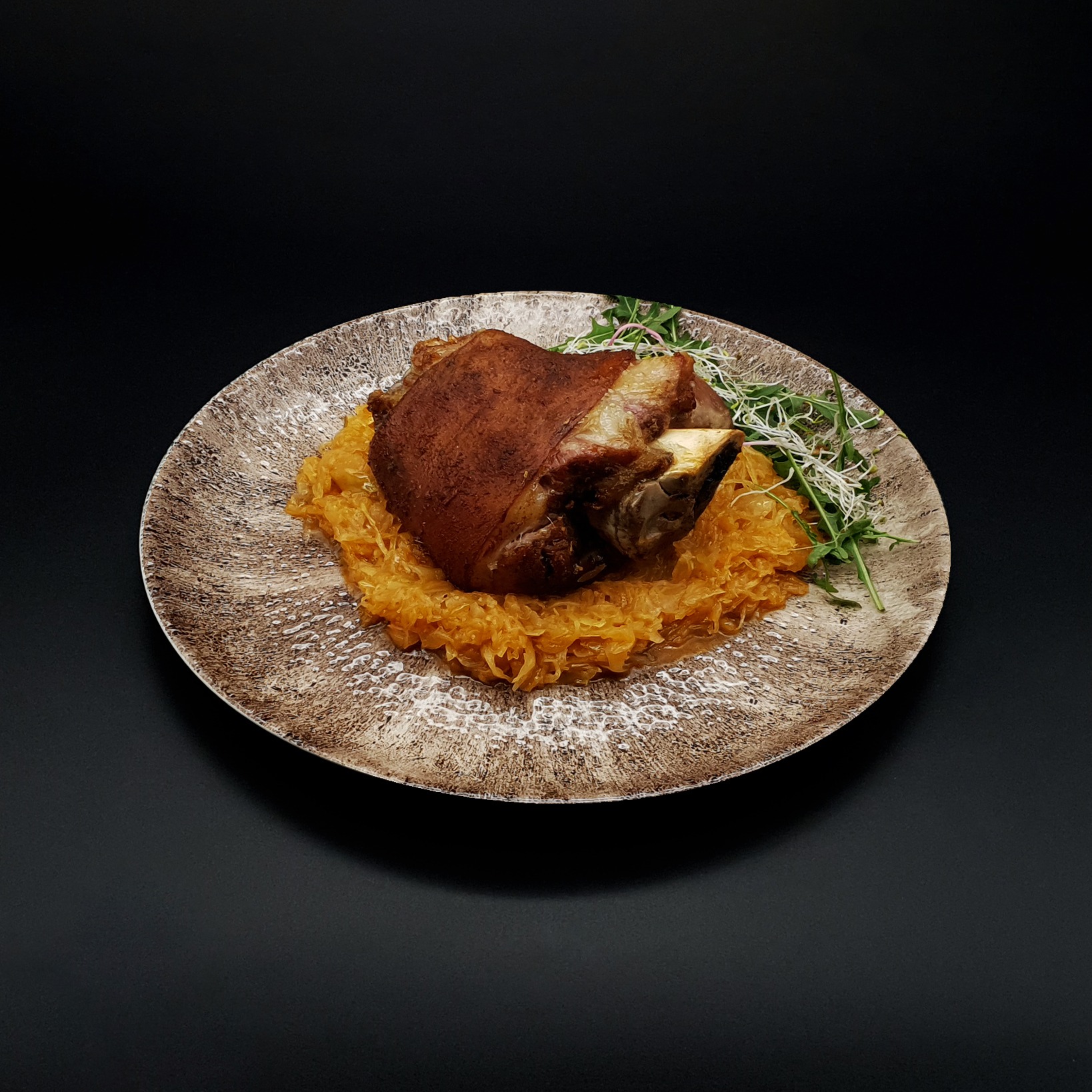 Pieczona golonka na kapuście 