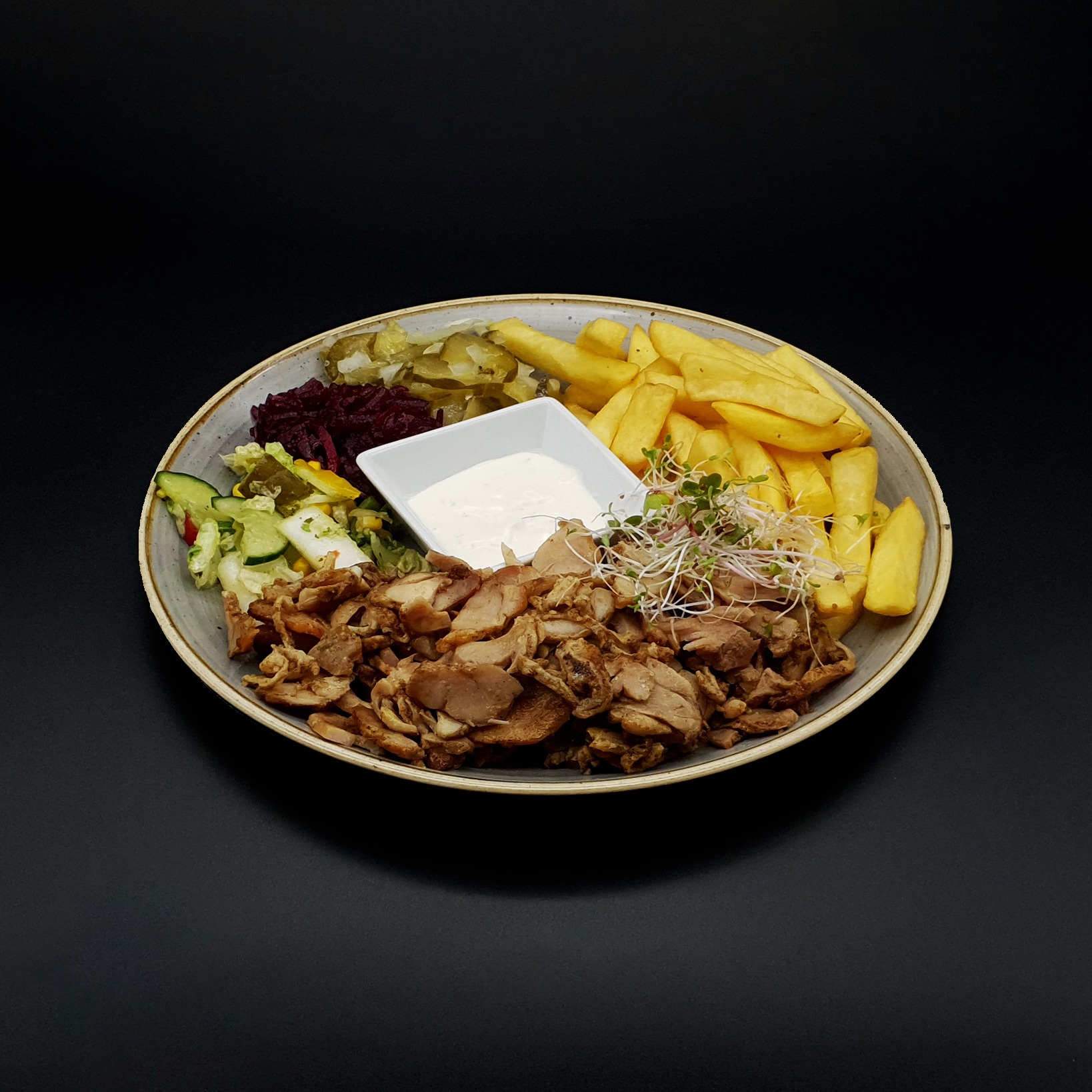 Gyros drobiowy z sosem czosnkowym 