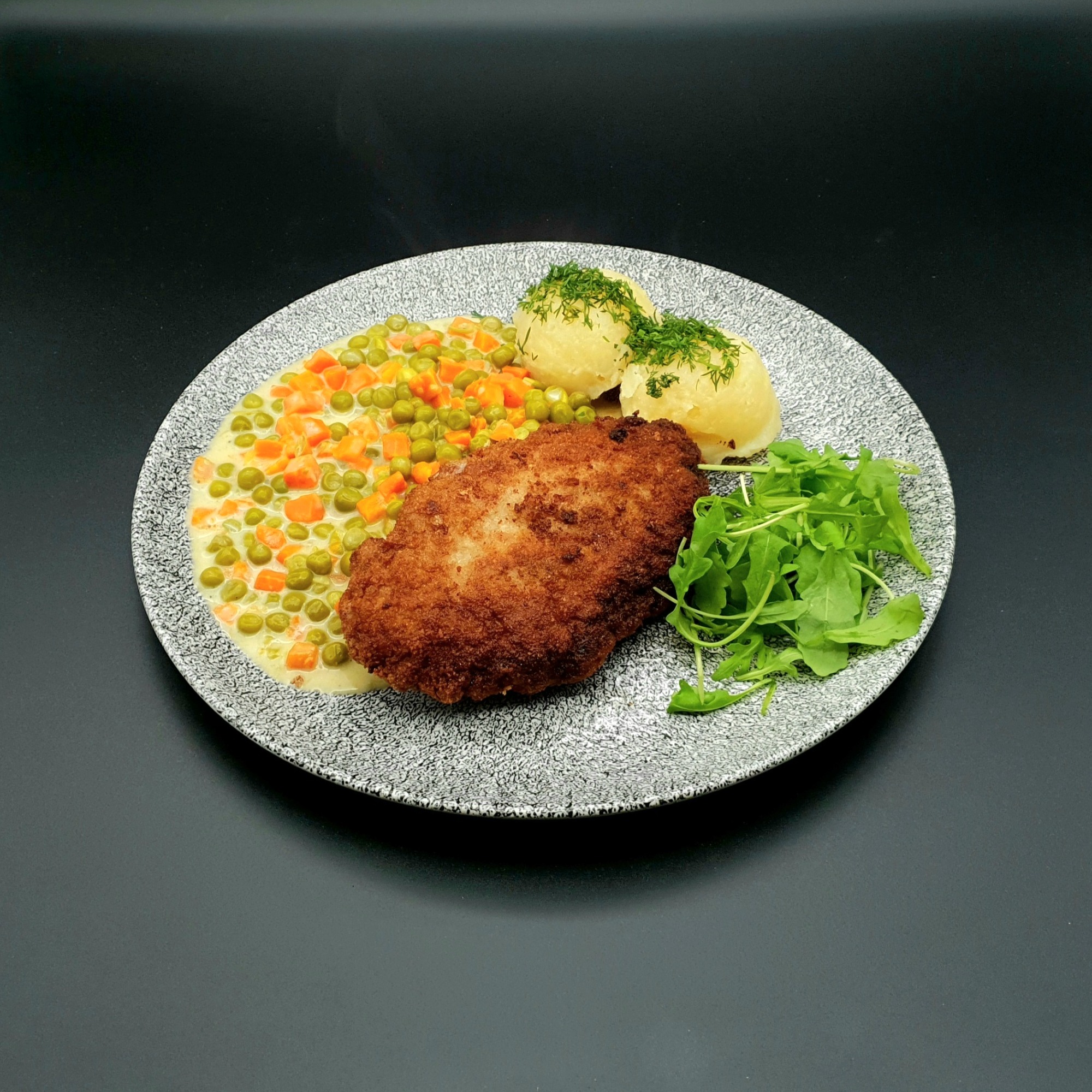 Kotlet mielony z marchewką i groszkiem 