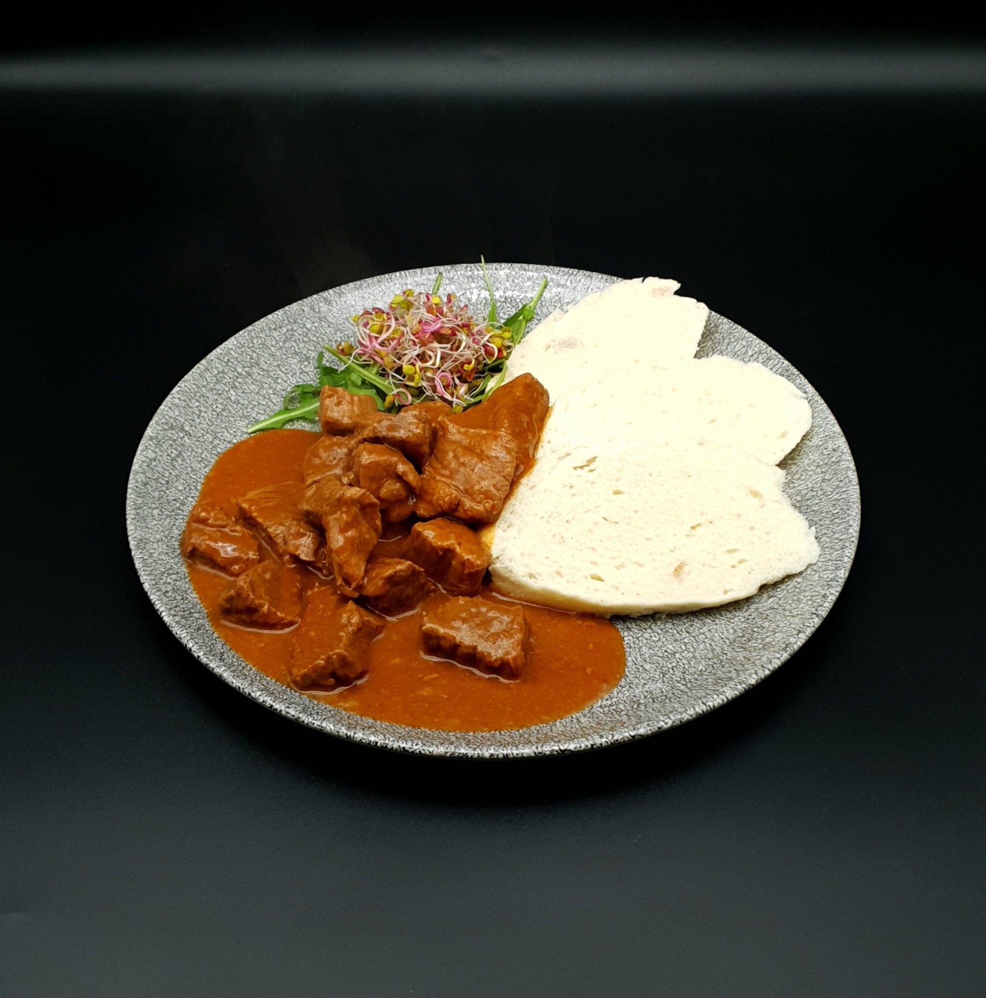 Gulasz wołowy z knedlikami