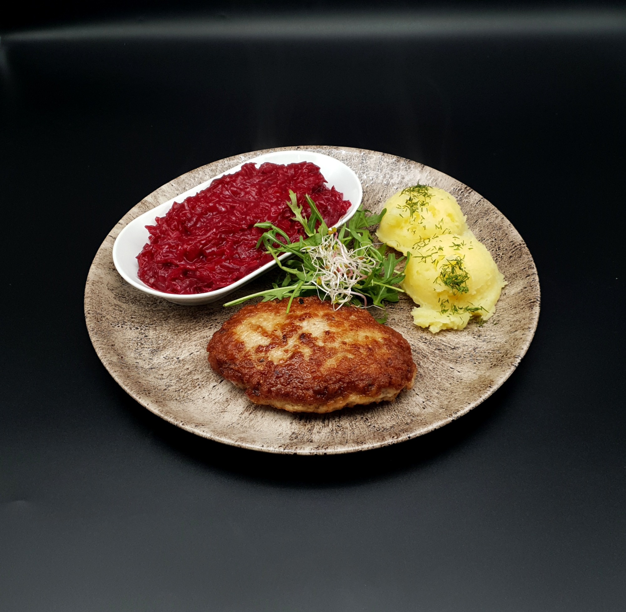 Kotlet mielony z buraczkami zasmażanymi