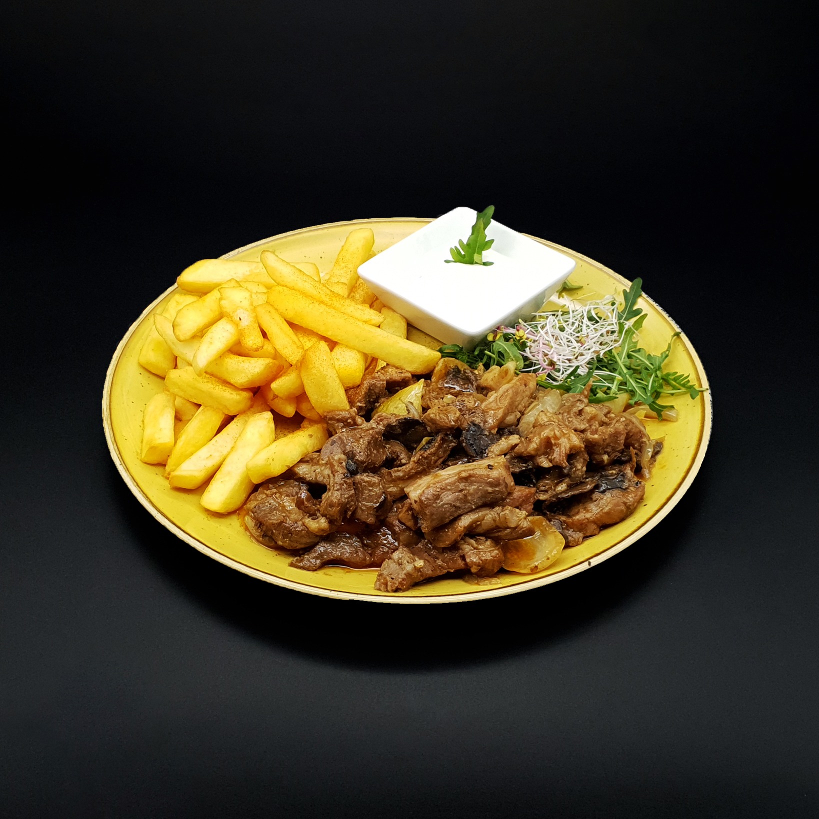 Świeżonka z sosem czosnkowym 