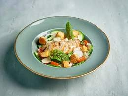 Sałata a'la Cezar z pieczonym podudziem kurczaka