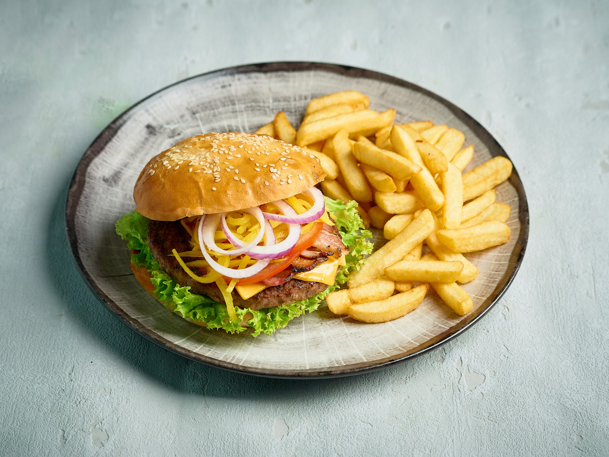 Burger wołowy z frytkami