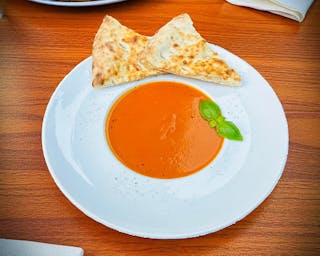 Crema di zucca e peperoni – wegański krem z pieczonej dyni i papryki, podawany z pieczywem Pane