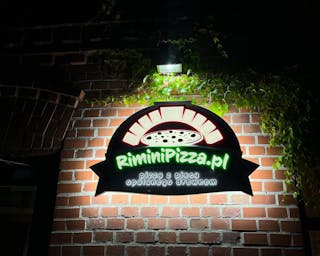 Podświetlany szyld Rimini Pizza nocą – Katowice