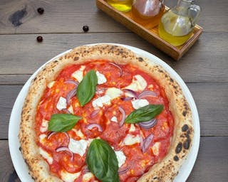 Pizza Bomba – San Marzano, mozzarella fior di latte, salami piccante, czerwona cebula, ricotta, bazylia