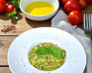 Gnocchi al pesto piccante – kluseczki z salami piccante, zielone pesto i grana padano
