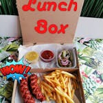 Lunch Box 2 -kiełbasa smażona, frytki, ogórek kiszony, ketchup i musztarda