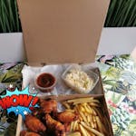 Lunch Box 3 - 6x pieczone skrzydełka, frytki, surówka i sos BBQ