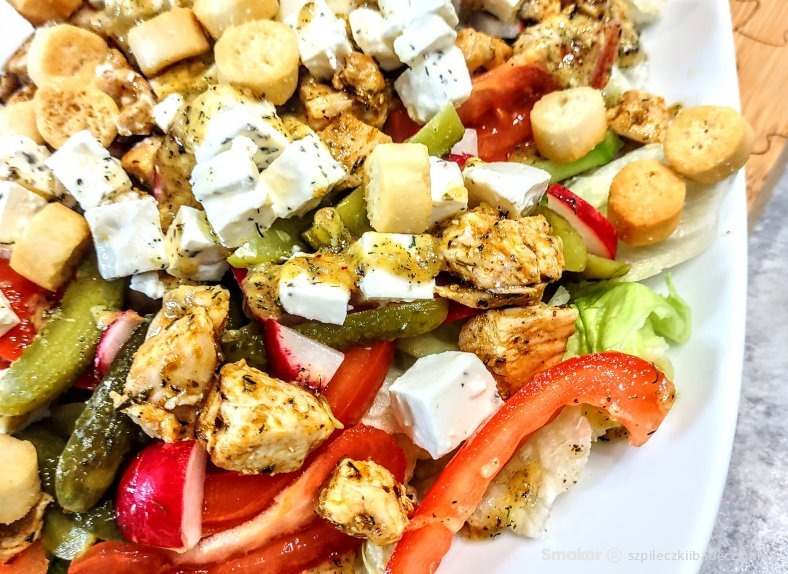 sałatka warzywna  z mięsem 