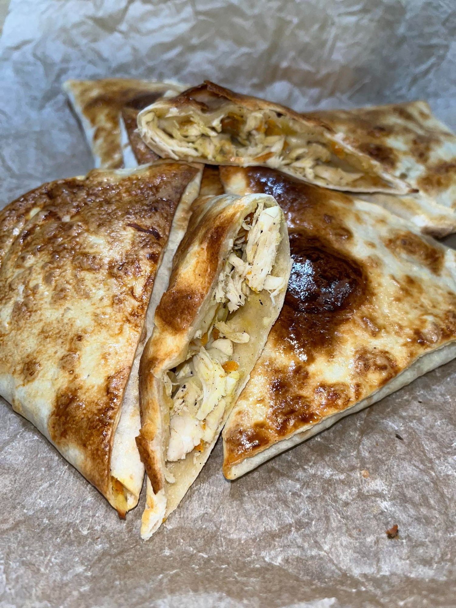 Krokiet z piersi z kurczaka z marchewką i sosem ( 1 szt.)