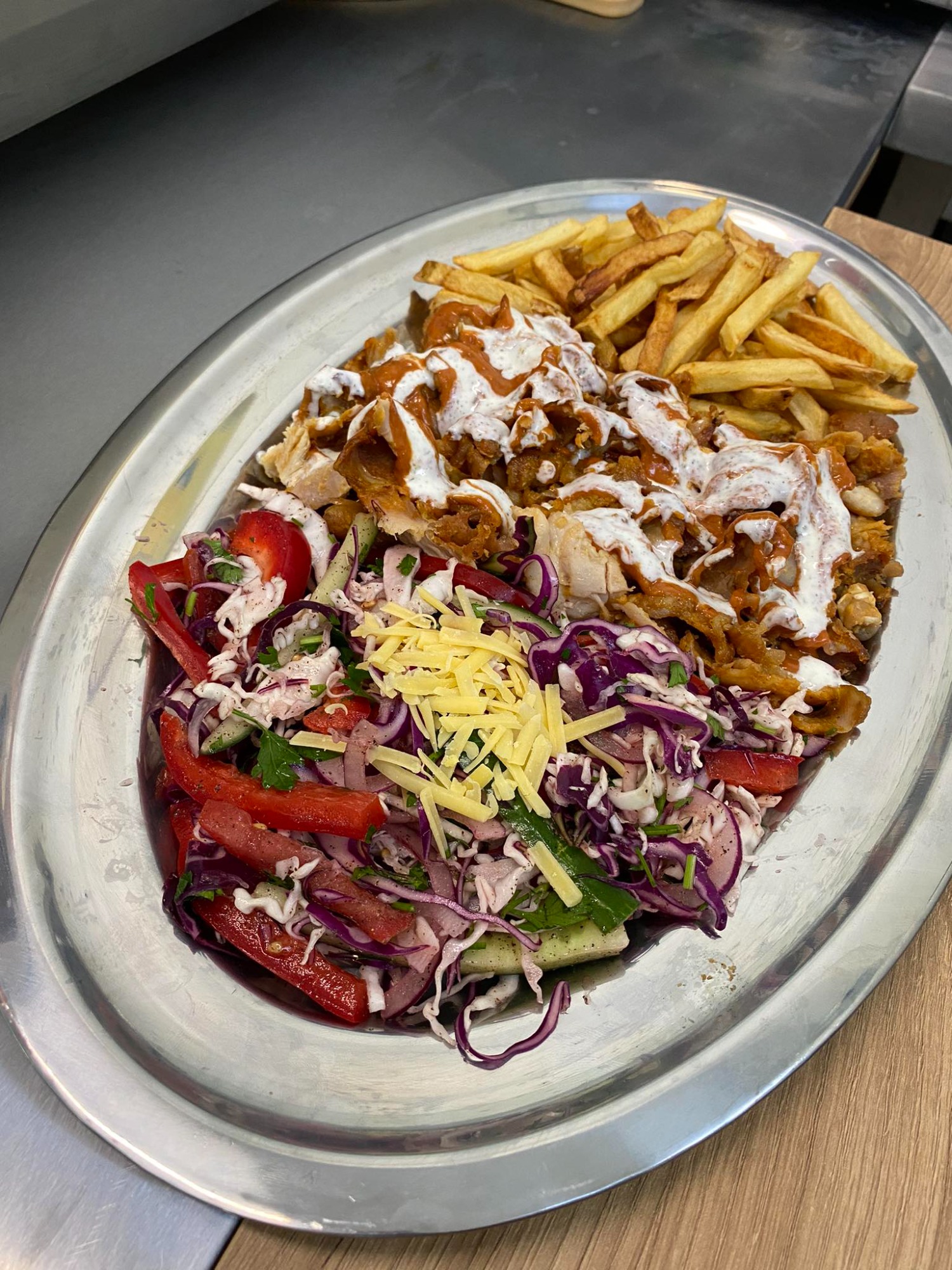 Kebab z warzywami i frytkami 