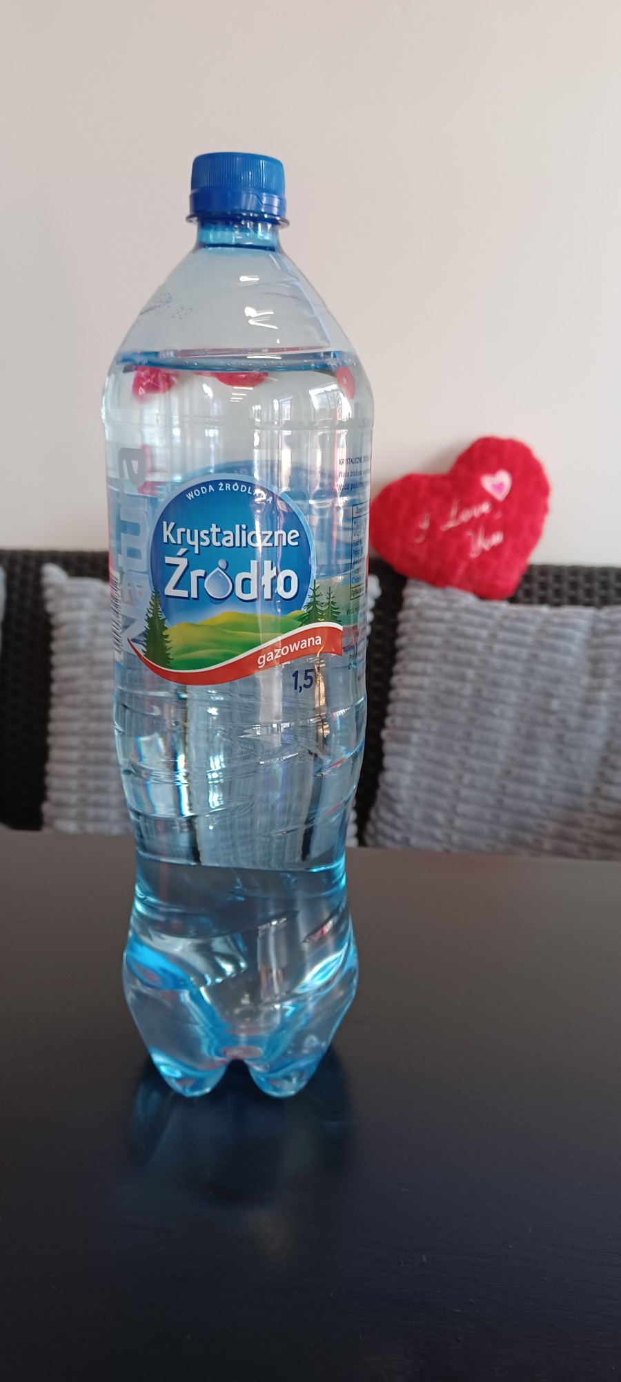 Woda gazowana KRYSTALICZNE ZRODLO 1,5L.
