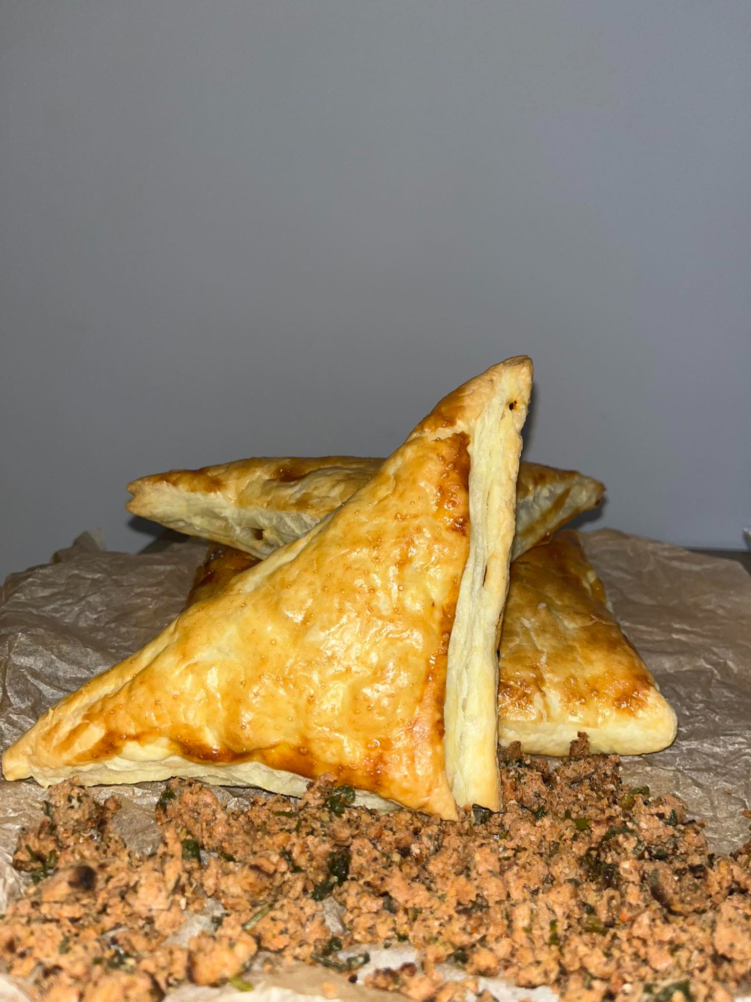 Krokiet z mięsem w cieście francuskim ( 1 szt.)