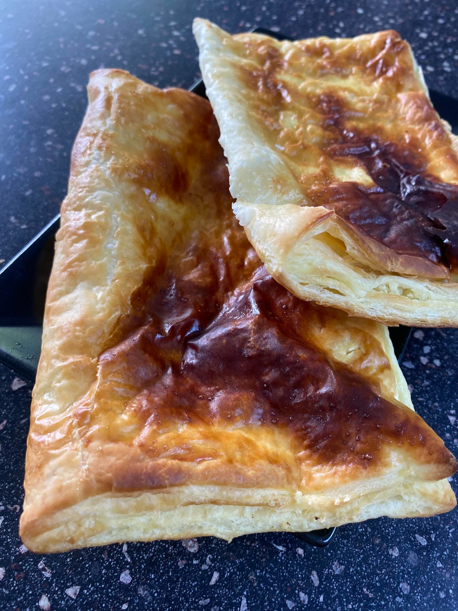 Gata na francuskim z cukrem i masłem