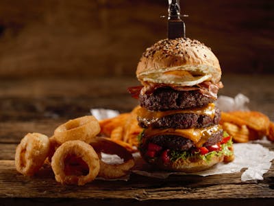 Mega trojitý hovädzí burger s cibuľovými krúžkami