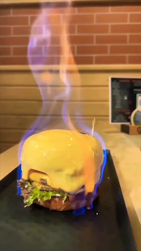 Burger Flambe cu sos cheddar 
