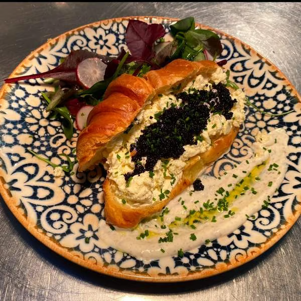 Croissant cu icre negre 