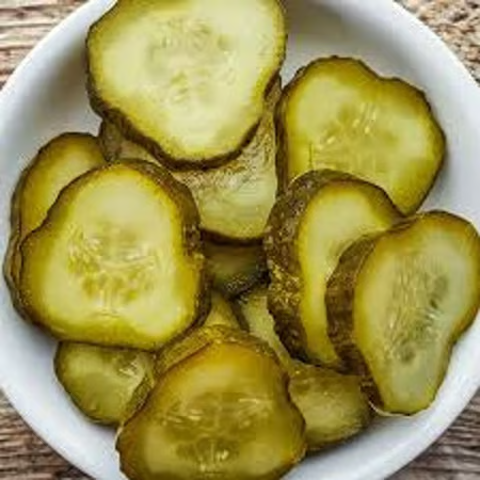 Salată de castraveți murați 