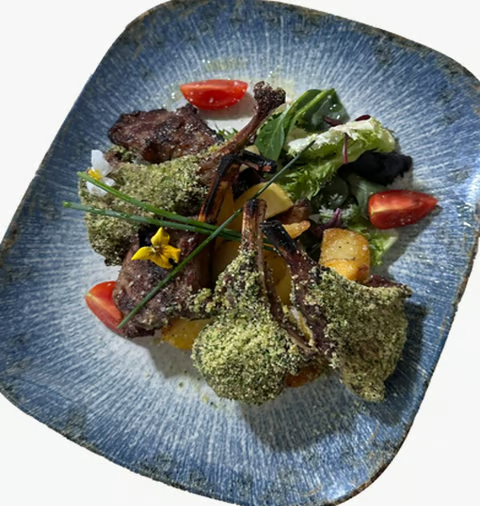 Cotlet de berbecuț grill cu cartofi la cuptor 