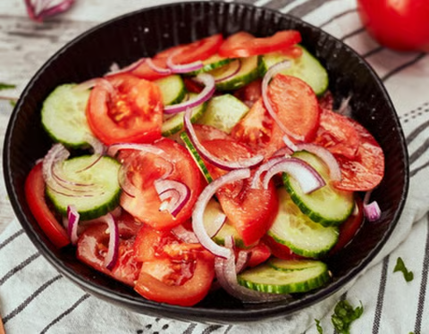 Salată de roșii, castraveți și ceapă 