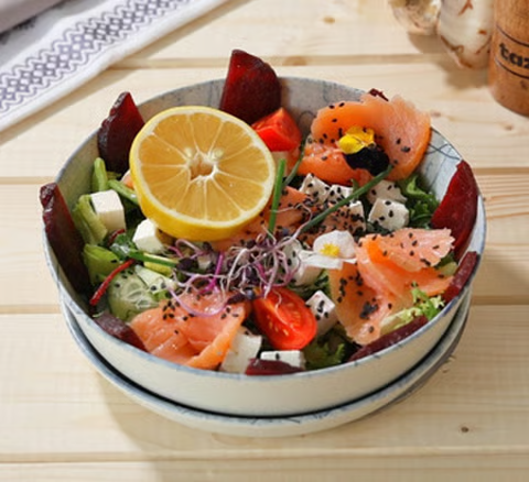 Salată cu somon fume 