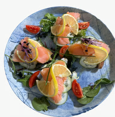 Bruschete cu tirokafteri și somon fume