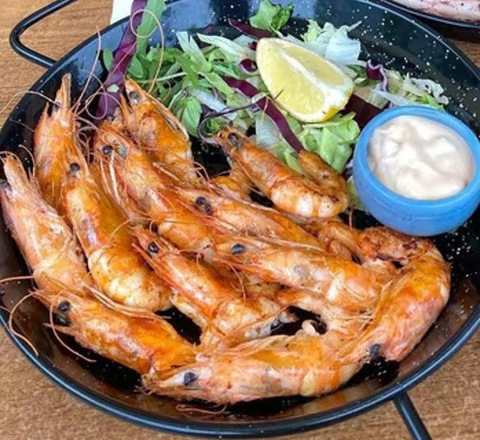 Creveți la grill cu mix de salată