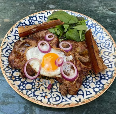 Ceafă țigănească cu cartofi prăjiți 