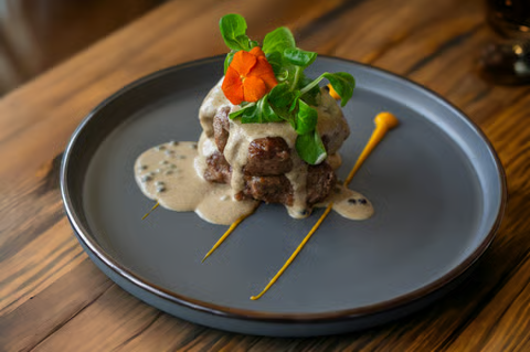 Mușchi de vită cu sos de piper verde 