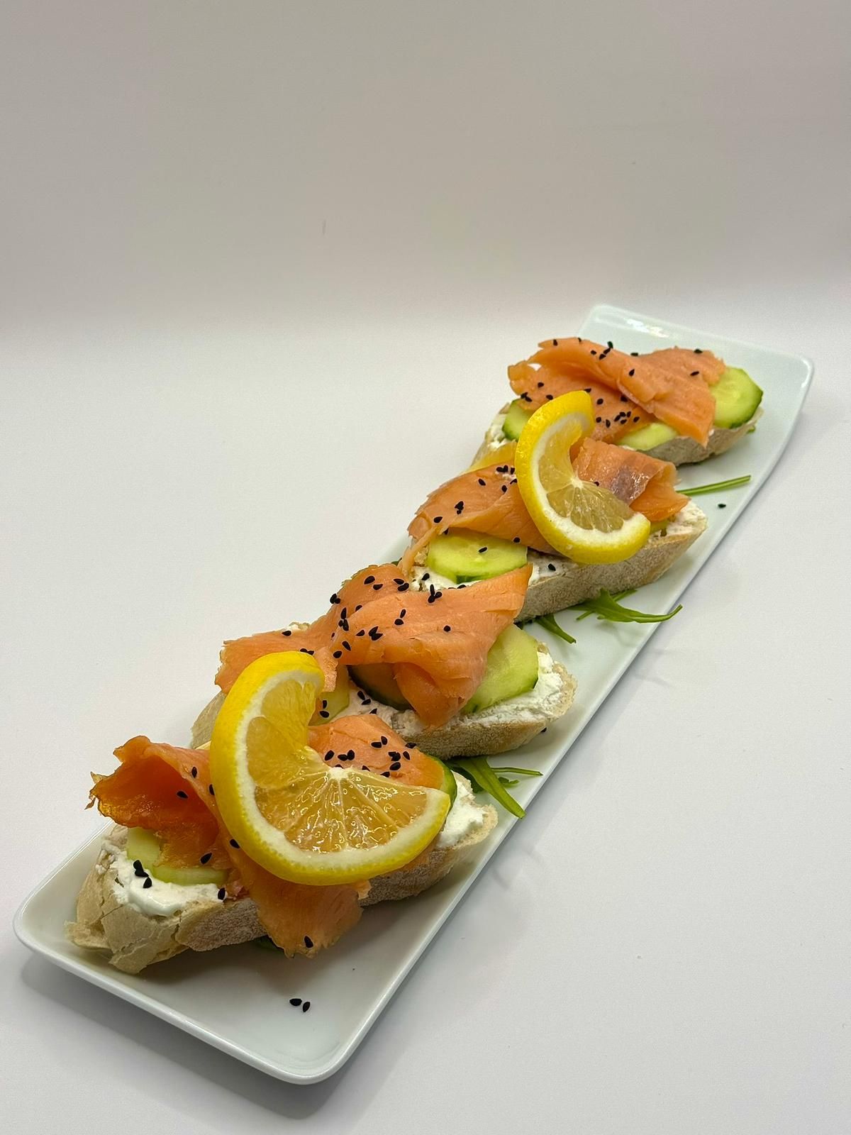 Bruschete cu tirokafteri și somon fume ( 240g )