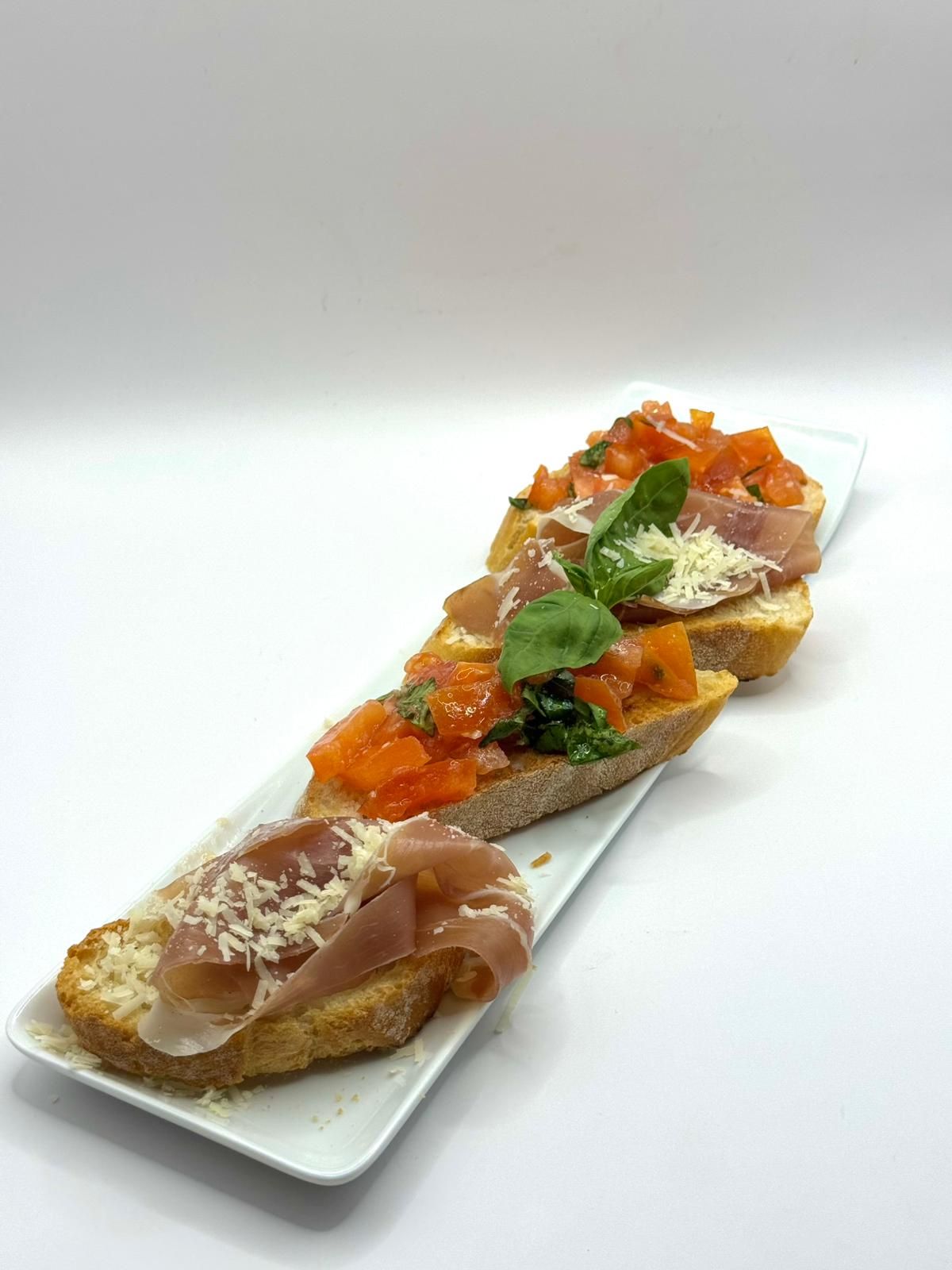 Brushete cu roșii si prosciutto crudo ( 200g )