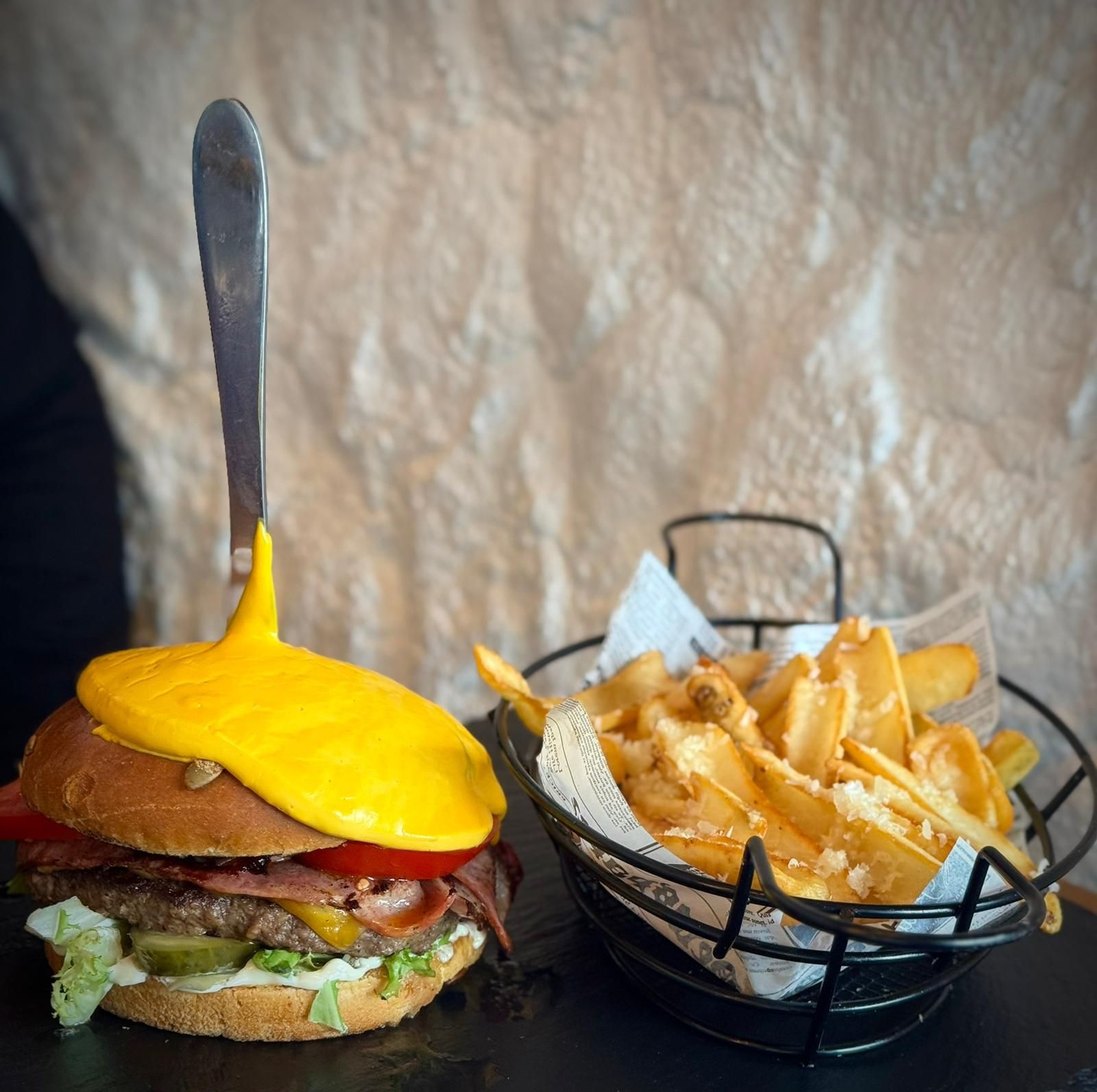 Burger Flambe cu sos cheddar ( 600g )