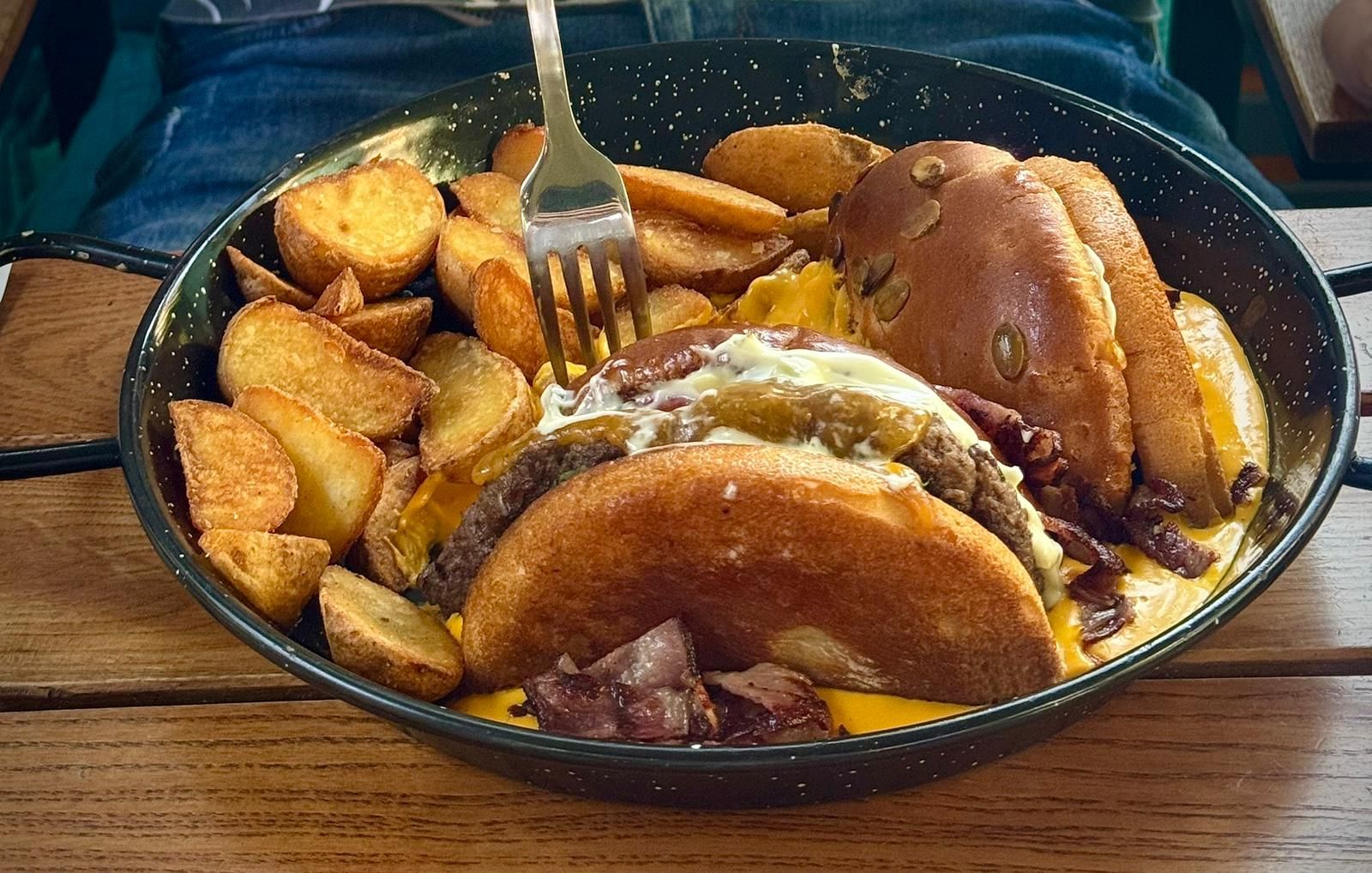 Burger de vită în sos cheddar ( 710g )