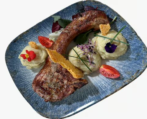 Cotlet de porc cu os și piure de cartofi 