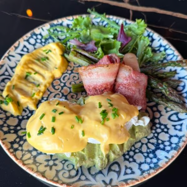 Ouă poșate cu avocado 