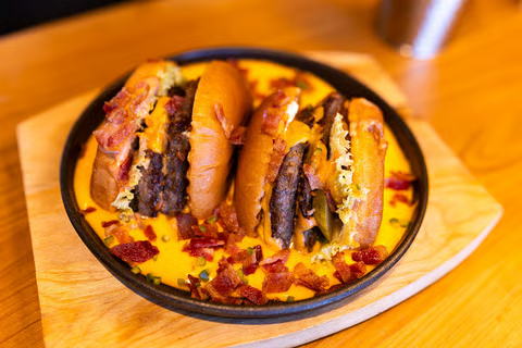 Burger de vită în sos cheddar 