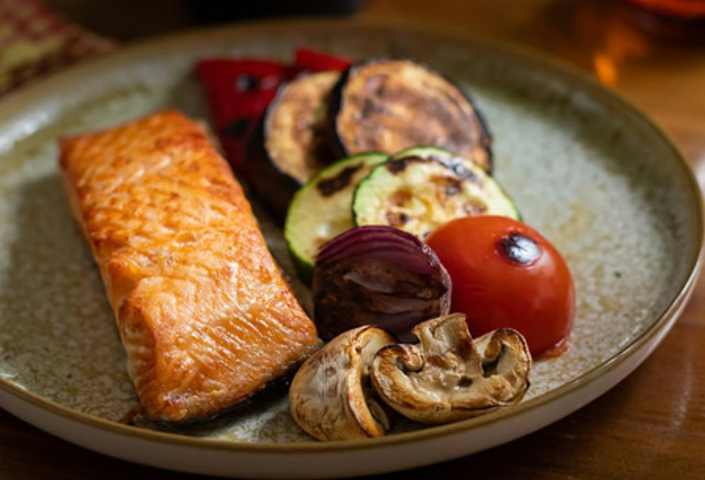 File de somon grill cu legume la grătar 