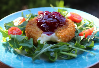 Camembert în panko pe pat de rucola 