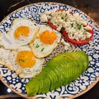 Ouă prăjite cu avocado 