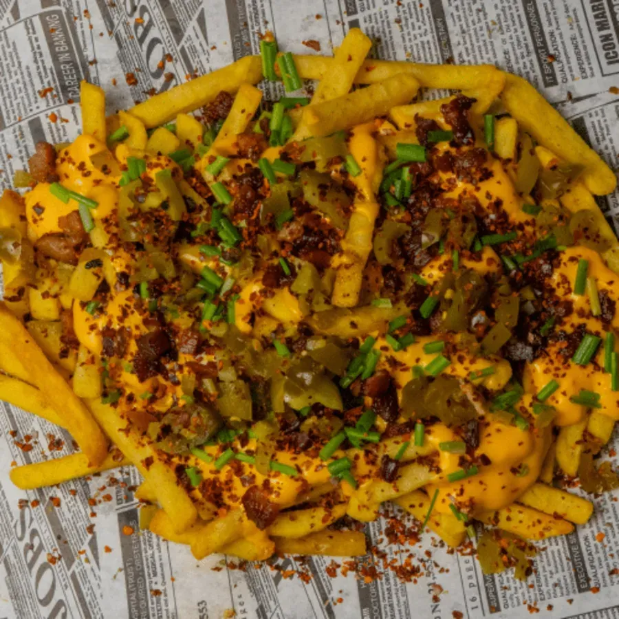 Frytki z sosem cheddar na ostro (Vege)