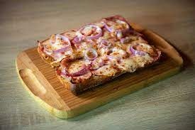 Ciabata cu bacon, ceapa si mozzarella