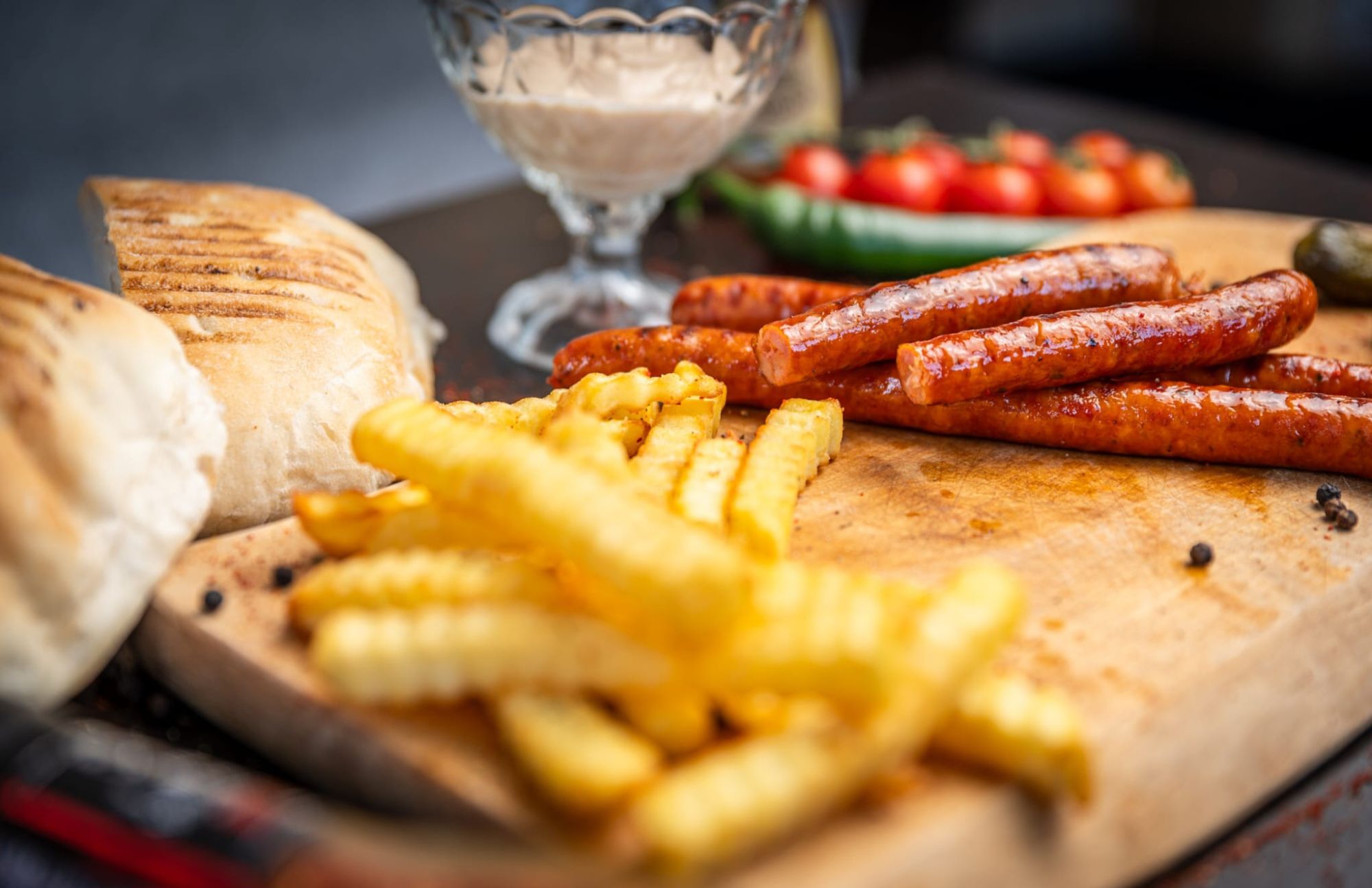 3 Carnaciori afumati + cartofi + pâine + mustar