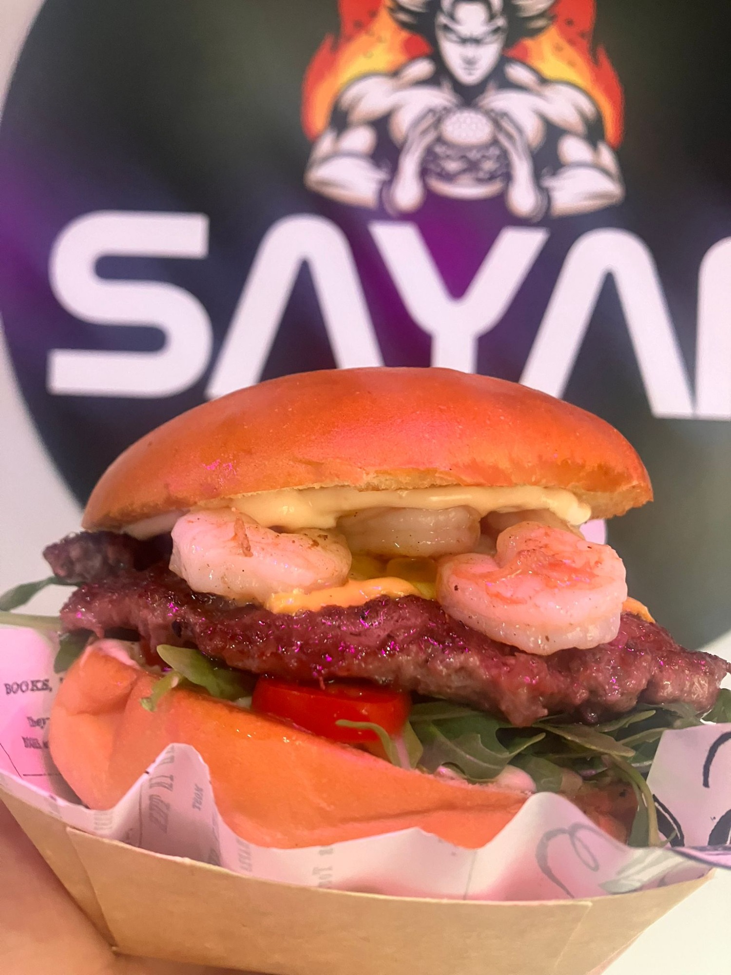 Burger cu creveti si carne de vită